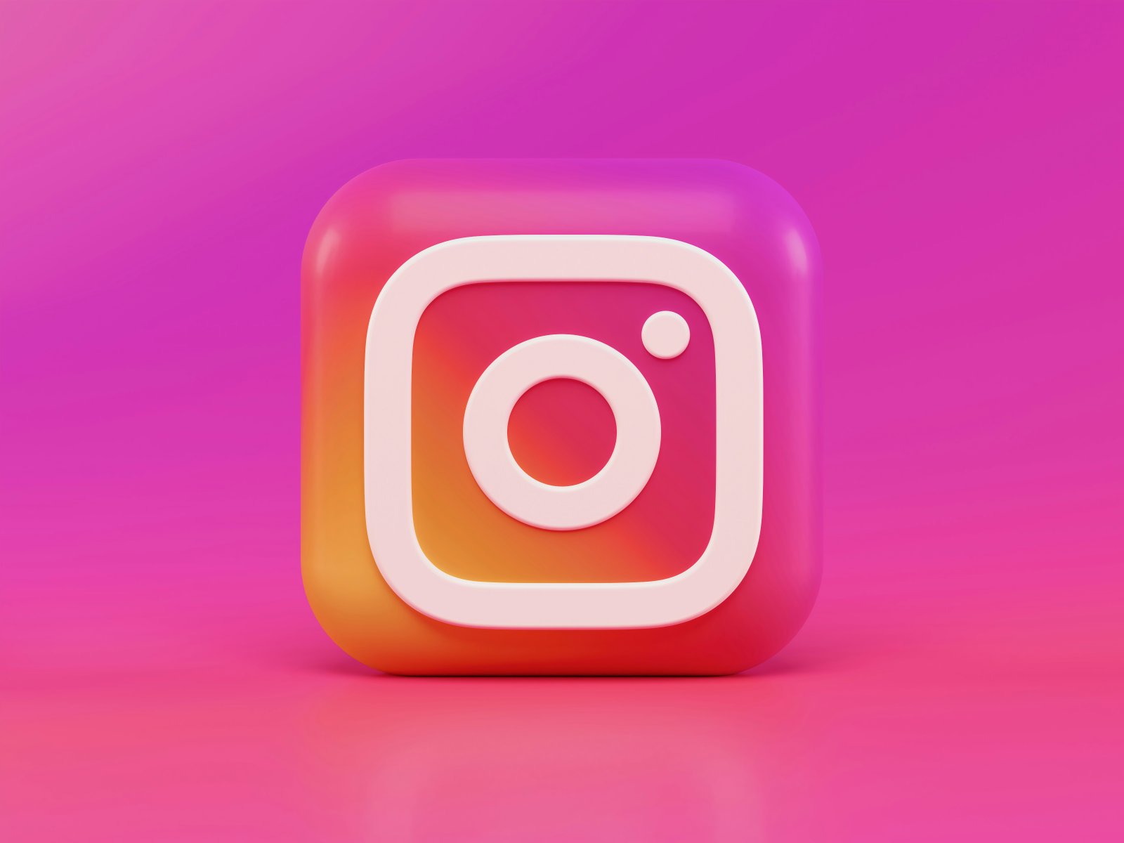  Instagram logo on gradient background